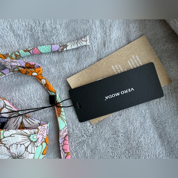 Vero Moda Flower print Mini V-Neck Dress. Size: M - Picture 3 of 4